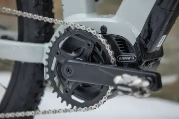 Czyszczenie łańcucha rowerowego to klucz do płynnej jazdy. Widoczny mechanizm korbowy z napędem Bafang i srebrnym łańcuchem.