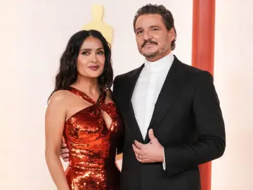 Salma Hayek w olśniewającej, czerwonej sukni i Pedro Pascal na premierze, przypominając o ich wspólnych filmach.