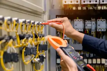 Elektryk sprawdza instalację. Sprawdź nasze atrakcyjne usługi elektryczne cennik.