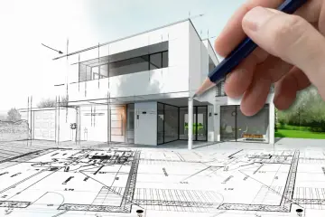 Dłoń trzyma ołówek nad szkicem nowoczesnego domu, który przechodzi w wizualizację. Architekt tworzy marzenie.