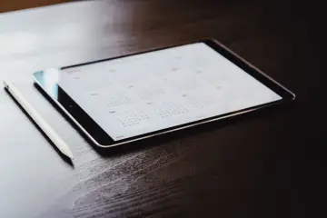 Tablet z kalendarzem i rysikiem. Zastanawiasz się, czy działalność gospodarcza wlicza się do stażu pracy? Czas to sprawdzić.