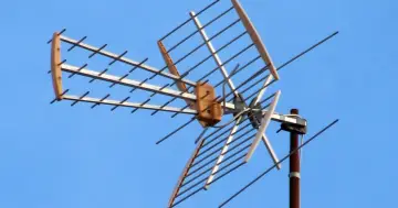 Antena telewizyjna na niebie. Dowiedz się, jak zrobić antenę do tv, aby cieszyć się lepszym odbiorem.
