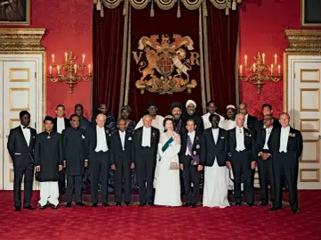 Królowa Elżbieta II z przywódcami państw w Pałacu Buckingham, symbolizującymi brytyjską wspólnotę narodów.