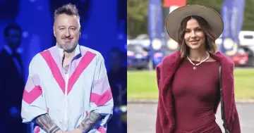 Piotr Kędzierski z żoną. On w kolorowej kurtce, ona w bordowej sukience i kapeluszu.