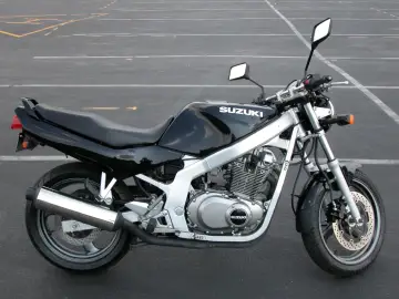 Czarny motocykl Suzuki GS 500, z widocznym silnikiem i wydechem. Idealny do sprawdzenia suzuki gs 500 dane techniczne.