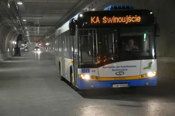 Autobus komunikacji miejskiej jedzie przez tunel. Zastanawiasz się, ile jest kilometrów ze Szczecina do Świnoujścia?