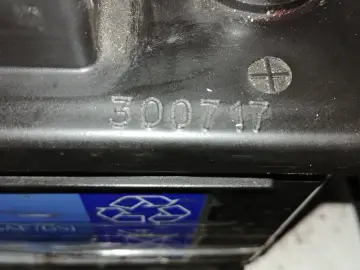 Na akumulatorze widoczny jest numer seryjny 300717. To może pomóc jak sprawdzic date akumulatora.