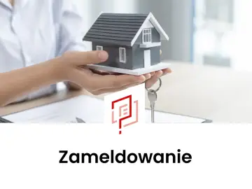 Dłoń trzyma model domu z kluczami, symbolizując nowy początek i meldunek w nowym miejscu.