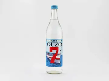 Flasche Ouzo mit der Aufschrift "37,5% VOL". Die Frage "wie viel prozent hat ouzo" wird hier beantwortet.