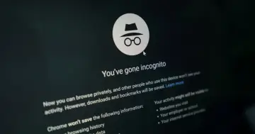 Ikona incognito Google na ekranie. Przeglądanie prywatne, ale aktywność może być widoczna dla pracodawcy.