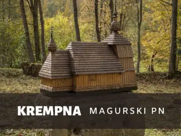Drewniana cerkiewka, jedna z atrakcji Krempnej, w otoczeniu jesiennego lasu.