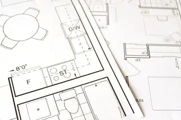 Plany architektoniczne z kuchnią, łazienką i pokojami. Zastanawiasz się, ile kosztuje adaptacja projektu?