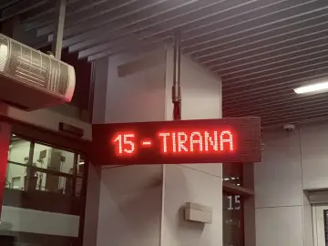 Tablica informacyjna "15 - Tirana" świeci na czerwono. Czy w Tiranie jest bezpiecznie?