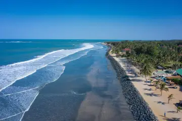 Piękna plaża w Gambii, idealne miejsce na wakacje. Kiedy jechać? Najlepiej od listopada do maja, gdy jest sucho i słonecznie.