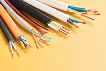 Różne kable elektryczne, od cienkich po grubsze, pokazują, jak gleboko zakopac kabel pradowy, by zapewnić bezpieczeństwo.