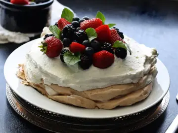 Pavlova z owocami leśnymi, idealna po upieczeniu w niskiej temperaturze.
