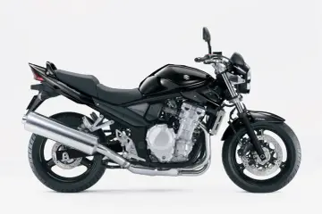 Czarny motocykl Suzuki GS 650 z chromowanym wydechem i silnikiem V-twin, gotowy do jazdy.