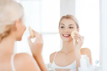 Uśmiechnięta blondynka z gąbką do twarzy, która może pomóc w walce co na wągry. Czysta i świeża cera to podstawa.