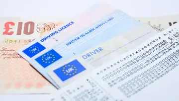 Brytyjskie prawo jazdy, karta kwalifikacji kierowcy, banknot 10 funtów i paragon. Zastanawiasz się, ile się czeka na prawo jazdy?