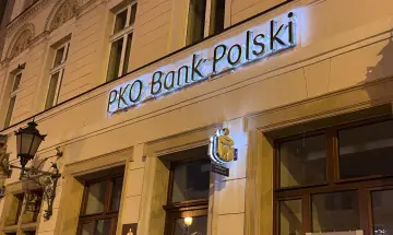 PKO Bank Polski oferuje atrakcyjne pko lokaty długoterminowe. Elegancka fasada banku nocą.