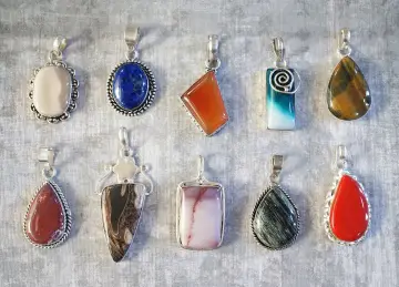 Różnorodne amulety i talizmany znaczenie: kamienie szlachetne w srebrnych oprawach, każdy z nich kryje w sobie moc i piękno.