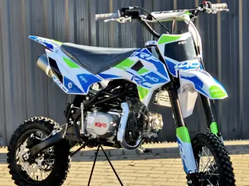 Kayo CRF 140 - idealny cross dla 14 latka. Biało-niebiesko-zielony motocykl terenowy z napisem Kayo.