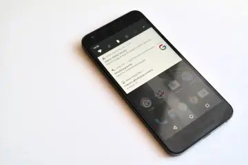 Czarny smartfon z powiadomieniem o pobraniu aktualizacji systemu Android 7.0 Nougat.