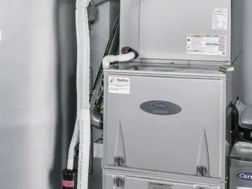 System ogrzewania nadmuchowego Carrier Infinity z rurami i izolacją.