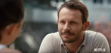 Mateusz Banasiuk w filmach Netflixa, zamyślony, patrzy na rozmówcę.