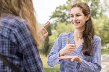 Niesłyszący i niedosłyszący: jakie są kluczowe różnice i wsparcie?