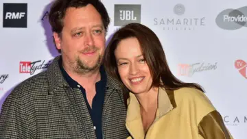 Magdalena Różczka i jej partner na premierze, gdzie omawiano jej filmy, seriale i programy.