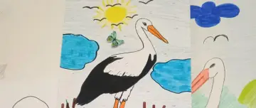 Rysunek przedstawia bociana w słoneczny dzień. Słońce świeci, lata motyl, a w tle widać chmury i ptaki. To piękny dzień bociana.