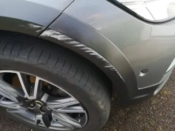 Reparera repor på bilens plastdetaljer. Här syns tydliga märken som behöver åtgärdas för att ta bort kalk och skrapmärken.