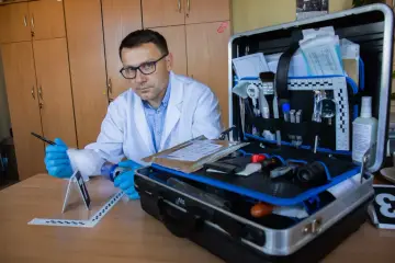 Ekspert kryminalistyki bada dowody. Po kryminologii i kryminalistyce można pracować w policji, sądownictwie lub jako biegły sądowy.