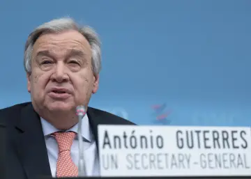 Sekretarz generalny ONZ, António Guterres, przemawia przy mikrofonie.
