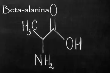 Struktura chemiczna beta-alaniny na tablicy.