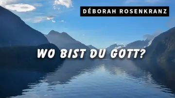 DÉBORAH ROSENKRANZ fragt "Wo bist du Gott?" vor einer majestätischen Bergkulisse am See.