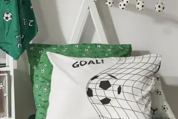 Idealny prezent dla fana piłki nożnej: zielona pościel z motywem piłkarskim i biała poszewka z napisem "GOAL!" i siatką bramki.