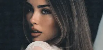 Zbliżenie na twarz Madison Beer, zmysłowe spojrzenie i delikatny uśmiech. Fani Madison Beer Polska czekają na jej powrót.