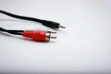 Kabelki RCA i jack 3.5mm. Zastanawiasz się, jak z monitora zrobić TV? Te kable mogą pomóc w podłączeniu dźwięku lub obrazu.