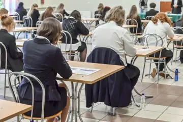 Uczniowie piszą maturę, czekając na wyniki. Szkoła w chmurze to metafora przyszłości edukacji.