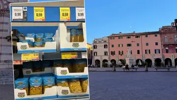 Włoskie ceny makaronu: penne, spaghetti i tortiglioni od 0,59 euro. W tle urokliwy plac z kolorowymi kamienicami.