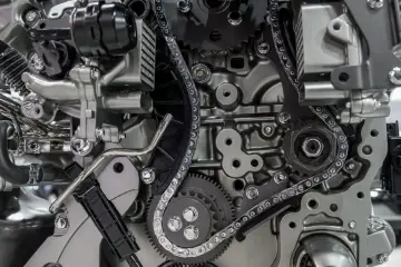 Dettaglio di un motore con ingranaggi e catena di distribuzione. La catena di distribuzione non si cambia, è un elemento cruciale per il funzionamento del motore.