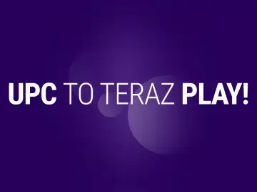 UPC Polska teraz Play! Biały napis na fioletowym tle z okręgami.