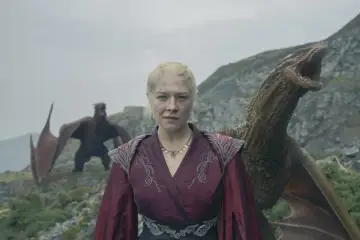Rhaenyra Targaryen z dwoma smokami w tle, zapowiedź ród smoka sezon 3.