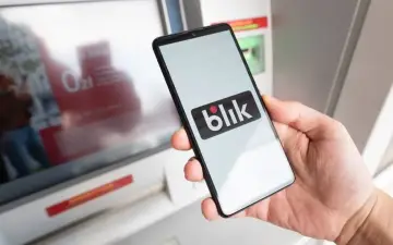Telefon z logo blik przy bankomacie. Czyżby awaria?