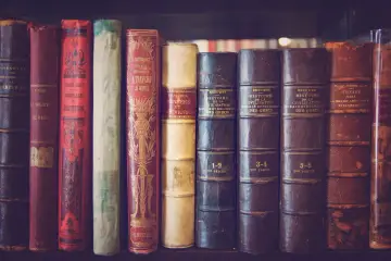 Stare księgi na półce, od podróży po świecie po historię cywilizacji. Różne epoki historyczne w zasięgu ręki.