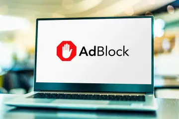 Laptop z logo AdBlock. Dowiedz się, jak wyłączyć adblocka, aby zobaczyć treści.