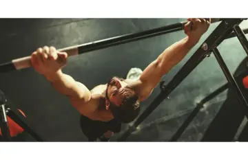 CrossFit: Co to znaczy? Poznaj zasady i efekty, które zaskakują!