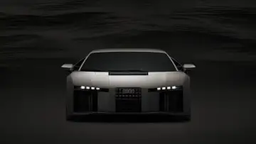 Przód futurystycznego Audi RS8 w kolorze srebrnym, z ostrymi światłami LED i charakterystycznym grillem.
